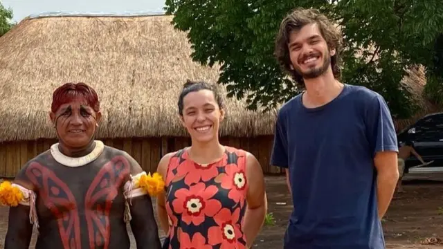 Yanamá Kuikuro avec le médecin (à droite) et l'infirmière (au centre) qui ont travaillé dans le village pendant six mois.