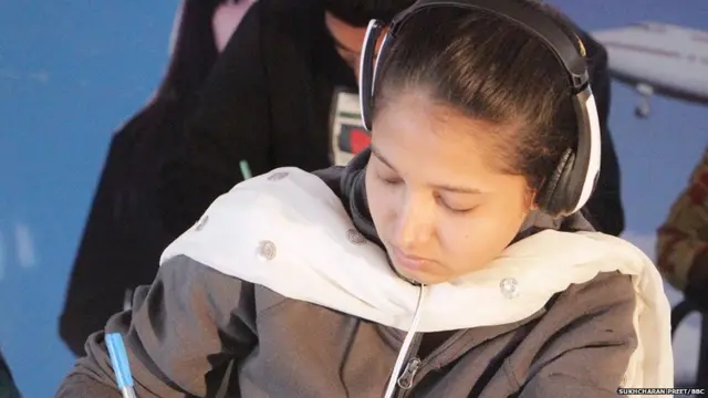 ਆਈਲੈੱਟਸ ਦੀ ਤਿਆਰੀ ਕਰਦੀਆਂ ਨੌਜਵਾਨ ਕੁੜੀਆਂ