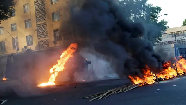 Vehículo policial en llamas