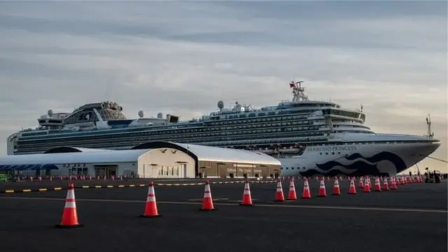 "Даймонд принцесс" в порту возле Йокогамы