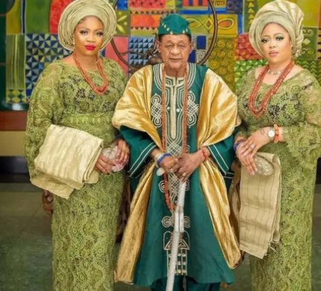 Oba Lamidi Olayiwola Adeyemi kẹta ati meji ninu olori rẹ