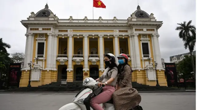 Người dân Hà Nội lại ra đường sau nhiều ngày thực hiện giãn cách xã hội