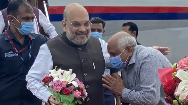અમદાવાદ ઍરપૉર્ટ પર અમિત શાહનું સ્વાગત કરતાં ભૂપેન્દ્ર પટેલ