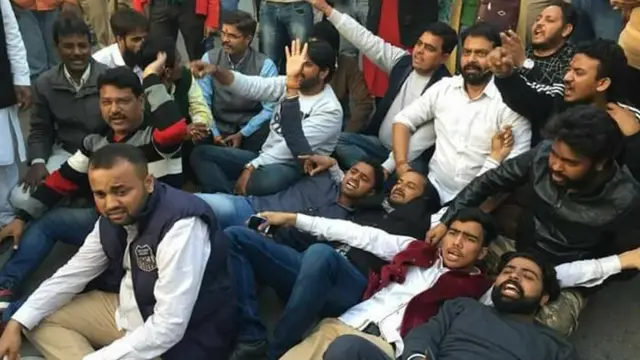 लड़की के घर के बाहर प्रदर्शन करते बीजेपी और हिंदूवादी कार्यकर्ता.