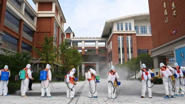 เจ้าหน้าที่ฉีดพ่นยาฆ่าเชื้อในเมืองอู่ฮั่น
