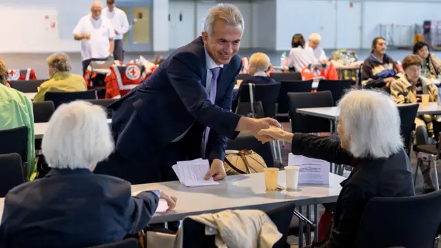 Peter Feldmann, le maire de Francfort, échangeant une poignée de mains avec des personnes âgées dans un centre d'accueil