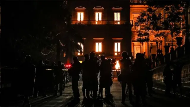 බ්‍රසීල කෞතුකාගාරයක් ගින්නෙන් වැනසේ