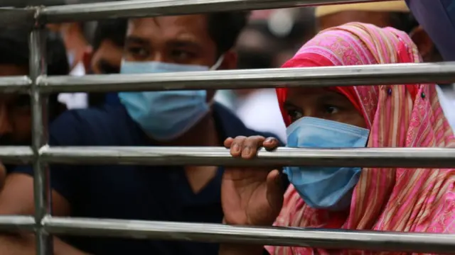 সৌদি এয়ারলাইন্সের সামনে কর্তৃপক্ষের সিদ্ধান্তের অপেক্ষায় থাকা নারী