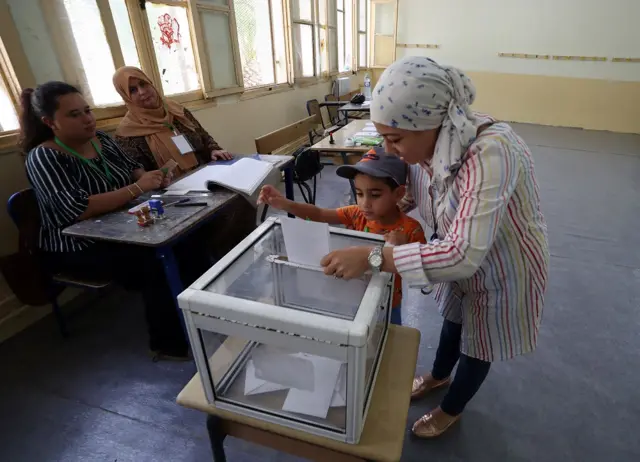 Žena i dečak glasaju na predsedničkim izborima u Alžiru 7. septembra 2024.