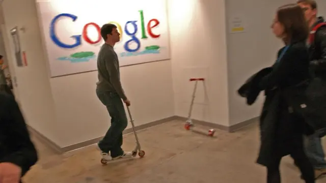 Un empleado de Google cruza la oficina en un monopatín