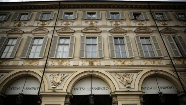 Intesa Sanpaolo wuxuu la wareegi doonaa hantida laba Banki oo qarka u saaran inay suuqa ka baxaan