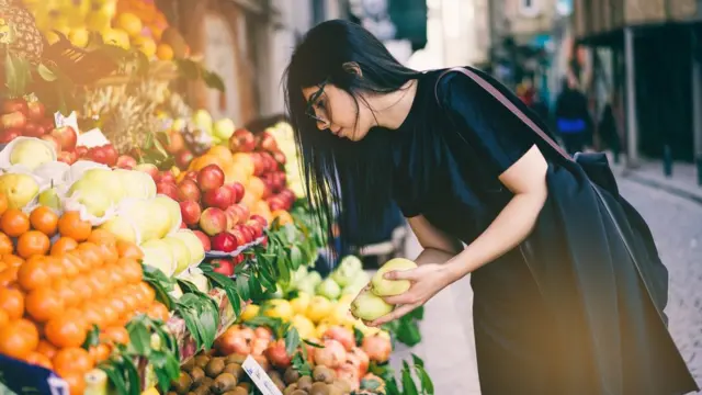 Mulher fazendo comprasjogar lotofacil na internetbarracajogar lotofacil na internetfruta na feira