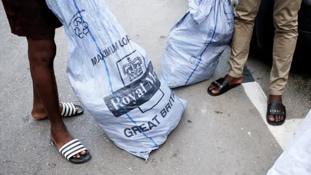 Des sacs de lettres arrivent chaque semaine pour Lamin, Abdalla et Abdul