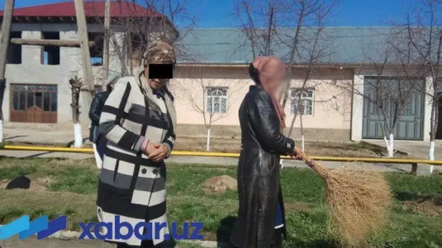 Журналист Каримберди Тўрамурод қўлида ўқитувчиларнинг кўча тозалаётгани тўғрисида сурат ва аудио ёзувлар борлигини айтади.
