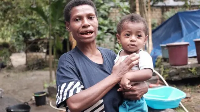 Martina Safkaur dan putranya, berteriak minta tolong saat banjir bandang melanda.