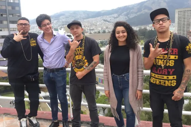 Latin Kings con estudiantes