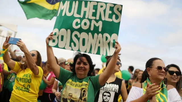 Mulheres com cartazsite bet365 cadastroapoio a Jair Bolsonaro. Entre o público feminino, Jair Bolsonaro tem 27% das intençõessite bet365 cadastrovoto, segundo pesquisa Datafolha