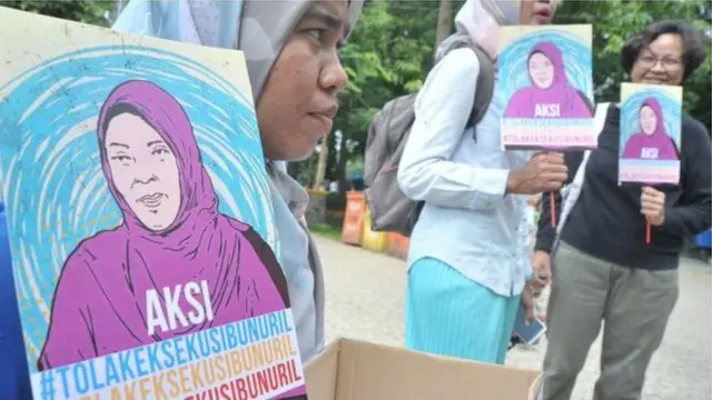 Aksi solidaritas untuk Baiq Nuril.