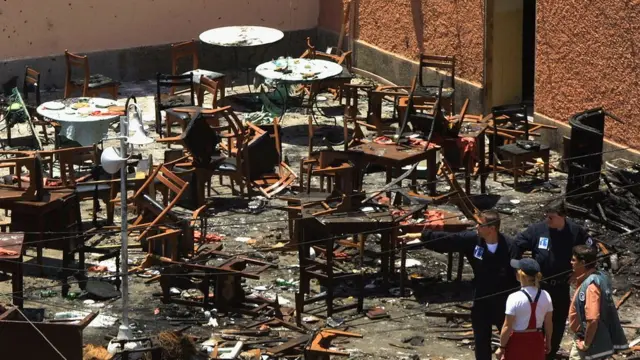 حطام أحد المقاهي التي تعرضت للتفجير في الدار البيضاء في 19 مايو/أيار 2003