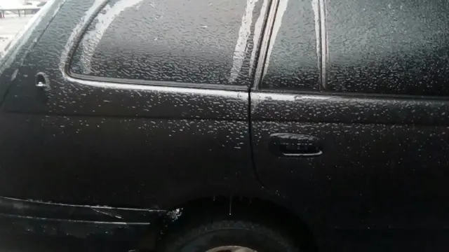 Машина в льодяній шкірці