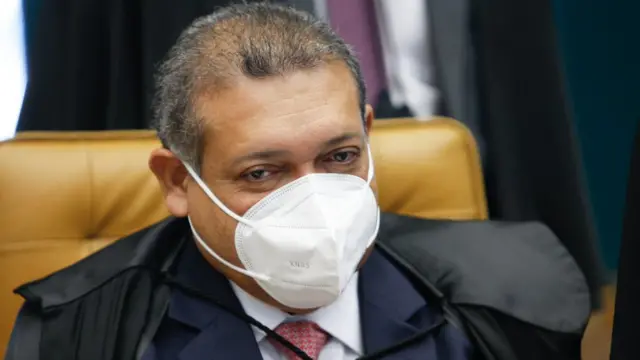 Nunes Marques, de máscara, sentado em cadeira