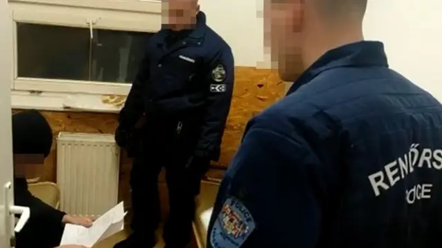 El sospechoso con dos agentes de policía