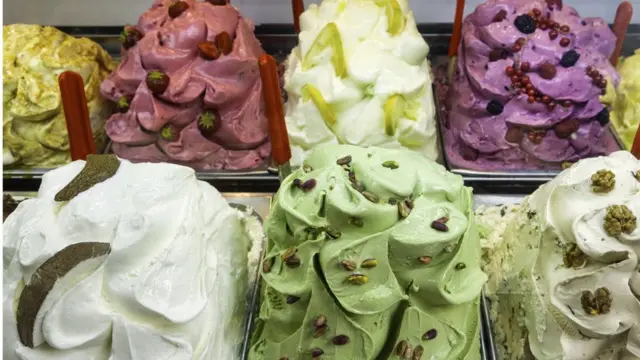 বিভিন্ন ফ্লেভারের আইসক্রিম।