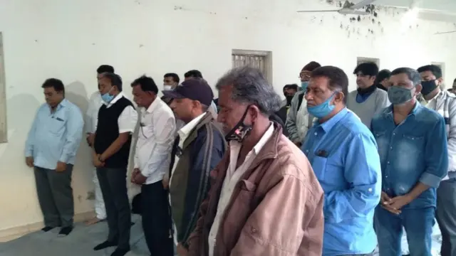 મૃતકોને શ્રદ્ધાંજલિ આપતા લોકો