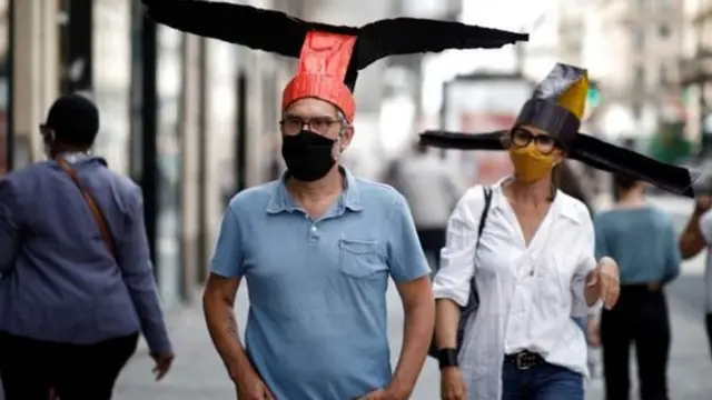 Min il əvvəl Çində işçilərin bir-biri ilə pıçıldaşmasının qarşısını almaq üçün istifadə edilən papaqlar Fransada sosial məsafə papaqlarına ilham verib.