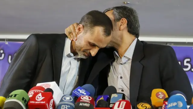 آقای احمدینژاد ابتدا گفته بود که از حمید بقایی حمایت میکند اما ناگهان خودش هم همراه آقای بقایی در انتخابات ثبت نام کرد