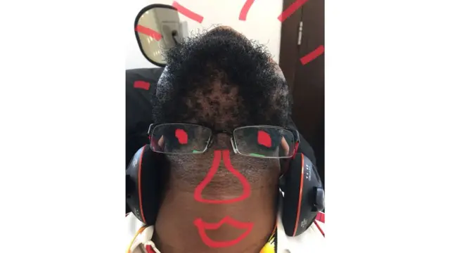 Mwandishi huyu naye pia hakusita kupiga picha hiyo na kuweka mtandaoni