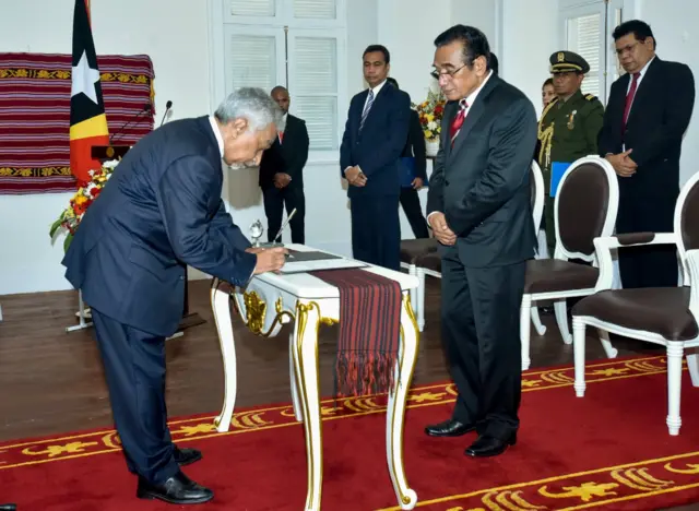 Pemimpin Fretilin Marie Alkatiri menanda-tangani dokumen pelantikan sebagai perdana mentri di depan Presiden Francisco Gueterres, 15 September 2017. Namun program dan anggarannya ditolak kalangan oposisi pimpinan Xanana Gusmao.. Sehingga dilakukan Pemilu Awal.