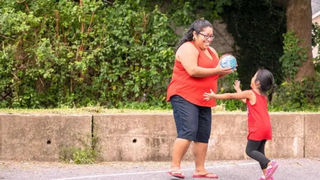 當一個家庭搬到其他國家,孩子們通常能更快地學習語言——但可能是因為,語言是他們生存所必需的。