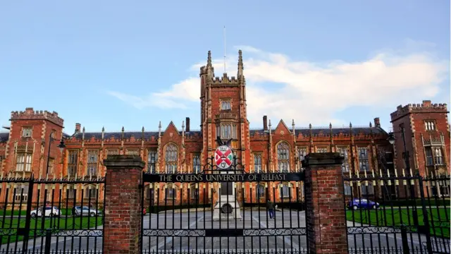 На учебу в белфастский университет Куинс едет молодежь со всего мира