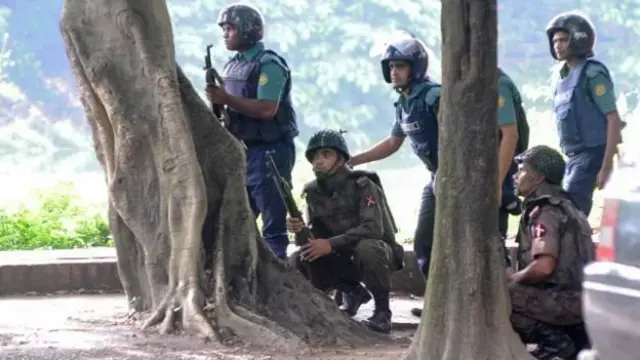 হোলি আর্টিজানে সকালে সেনা অভিযানের সময়ে তোলা ছবি।