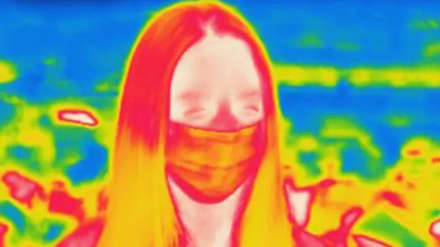 Mujer con mascarilla