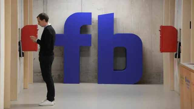 Homem espera elevador o escritório do Facebookvbet trustpilotLondres