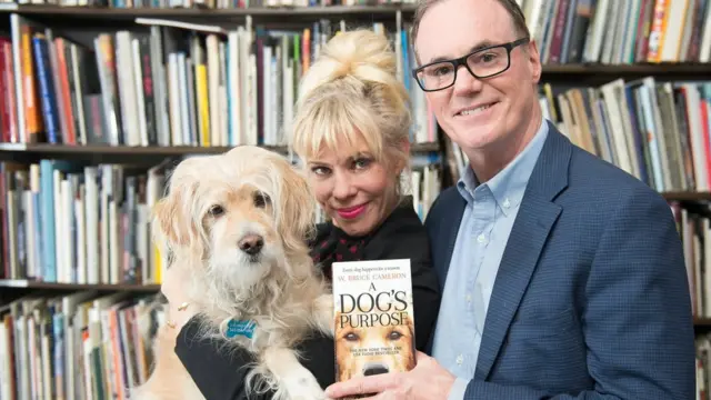 Брюс Камерон із дружиною Катрін Мішон, що є співавтором сценарію до фільму, та їхнім собакою Такером.