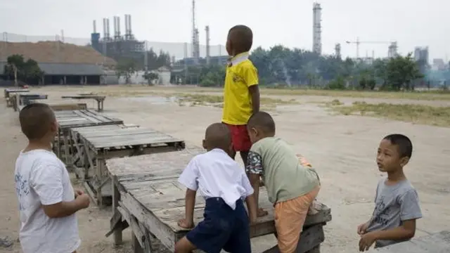 เด็ก ๆ ที่มาบตาพุดในชุมชนที่อยู่ติดกับโรงงานอุตสาหกรรม (แฟ้มภาพ)