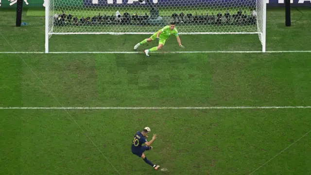 su cuenta total de 12 en las dos Copas del Mundo en las que ha participado significa que ya superó a Diego Maradona, quien anotó ocho para Argentina, y al portugués Cristiano Ronaldo.