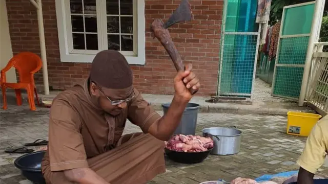 Ministan Sadarwa Isa Ali Pantami lokacin da yake gyara naman layyarsa....