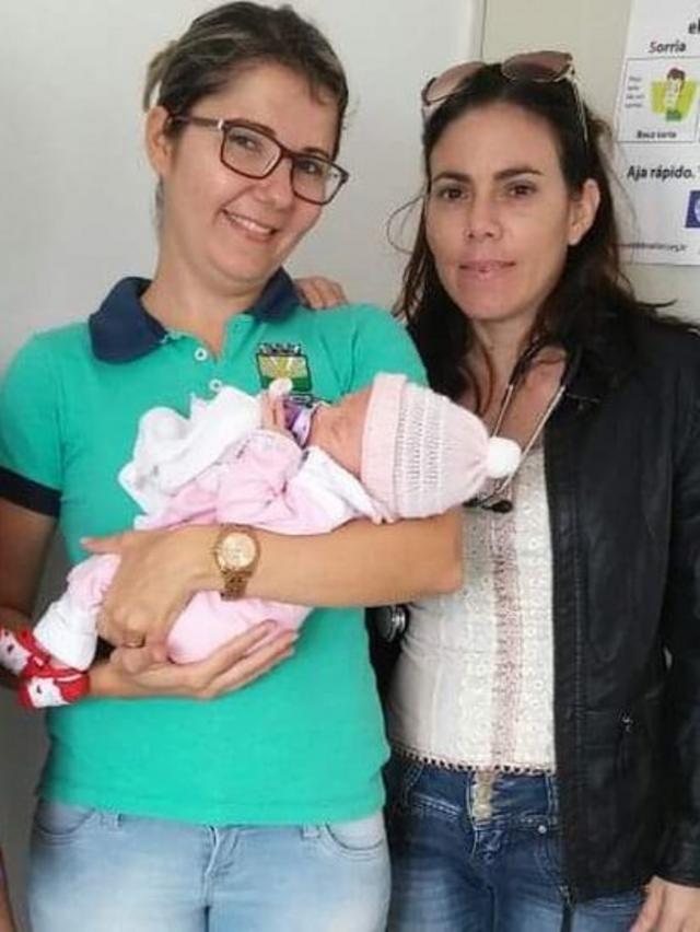 Yulia Molina posa com bebê e sua enfermeira