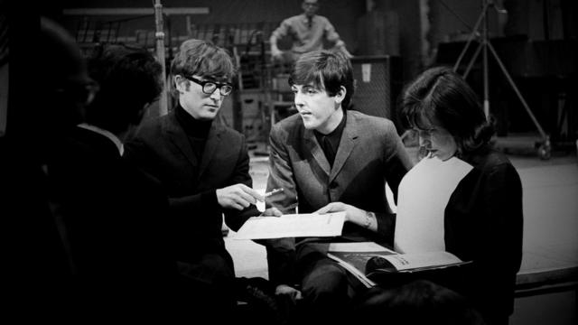 Леннон и Маккартни заполняют бумажки на Би-би-си