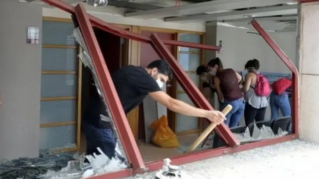 مواطنون لبنانيون يساعدون في تنظيف المستشفيات من آثار الدمار الناتج عن الانفجار