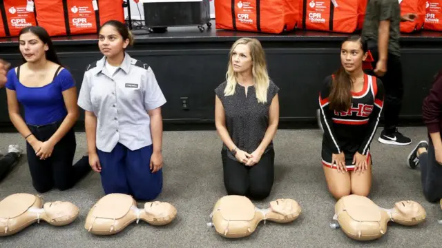 Л?кар? кажуть, що навчитися робити серцево-легеневу реан?мац?ю можуть нав?ть д?ти