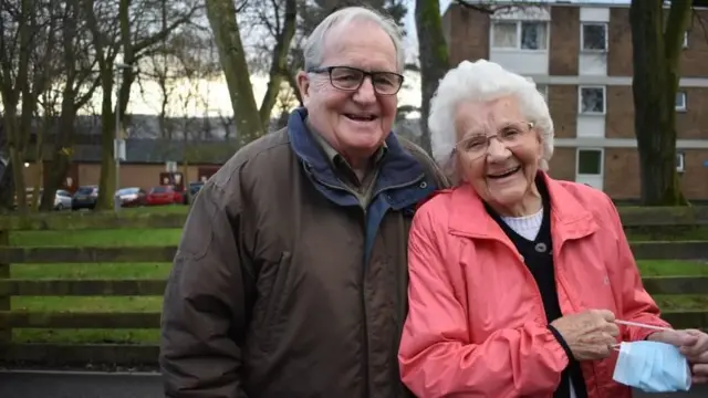 ብራድፎርድ ውስጥ ክትባቱን ካገኙ መካከል ሊሊ እና ትሬቨር ይገኙበታል