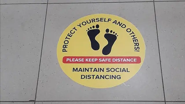 హైదరాబాద్ విమానాశ్రయంలో ప్రయాణీకులు సామాజిక దూరం పాటించేలా చేసిన ఏర్పాట్లు