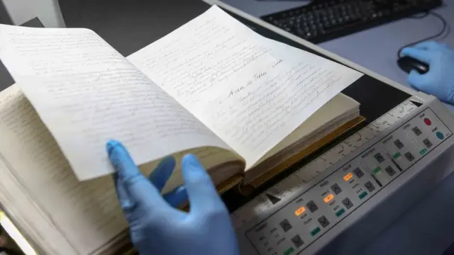 Digitalización del Libro de Oro (Foto: Secretaría Nacional de Cultura de Paraguay)