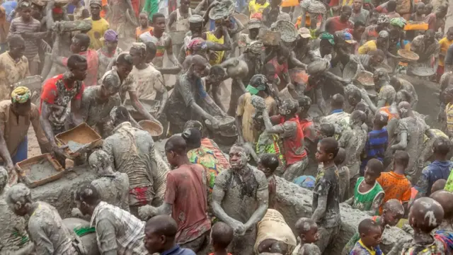 Les habitants de Djenné mélangent le banco pour reconstruire la Grande Mosquée