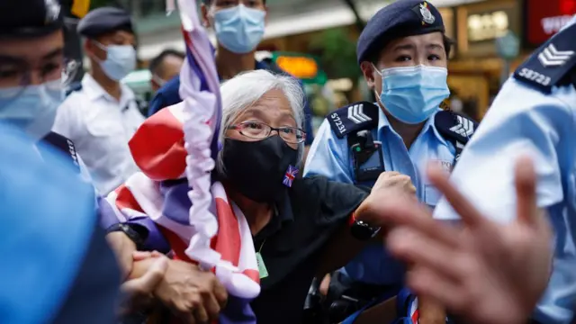 示威常客王婆婆在街头被带走。